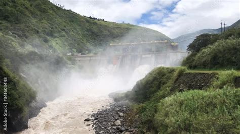 Central Hidroeléctrica Agoyán Cerca De Baños De Agua Santa Ecuador