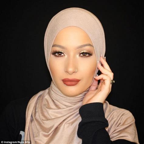 Muslim Beauty Blogger Unveiled As Covergirl S New Ambassador While Wearing Hijab Daily Mail Online