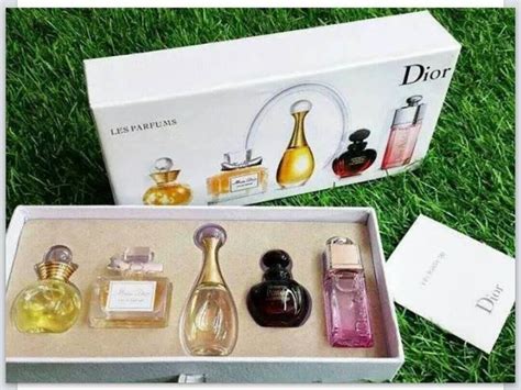 A set of your favorite perfume to give away can be a great option. Dior Christian Perfume Gift Set (5 Miniatures): Buy Online ...