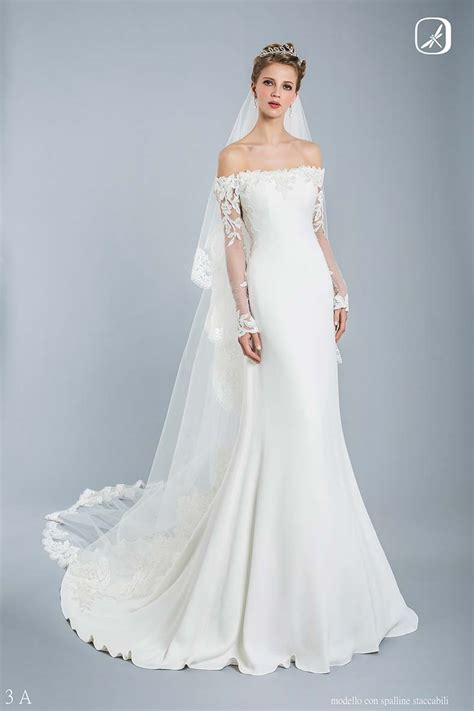 Presso il nostro atelier potrai scegliere tra abiti da sposa semplici a modelli più particolari, dal classico abito da sposa principessa ad un vestito a sirena. FOTO Abito da sposa con scollo a barca: tante foto e ...