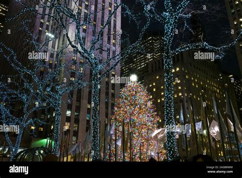 The Rockefeller Center Christmas Tree Nyc Usa Stock Photo Alamy