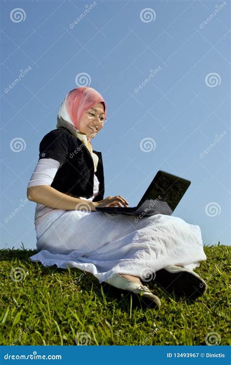 Asiatische Frauen Mit Dem Laptop Im Freien Stockbild Bild Von