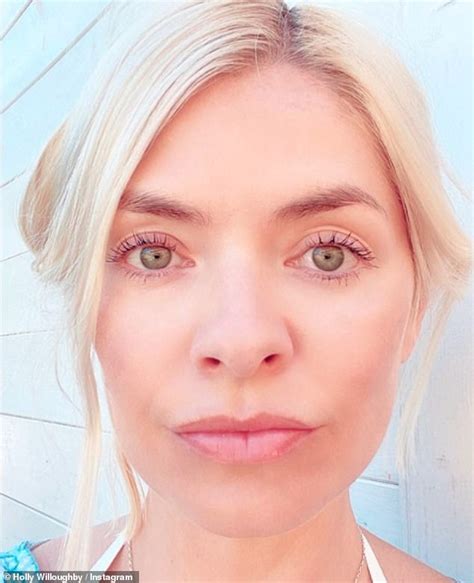 Holly Willoughby Shows Off Her Natural Beauty In A Fresh Faced Selfie Daily Mail Online