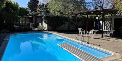 Ein digitales system, das sein haus steuert. Das Haus, in dem Mark Zuckerberg Facebook aufgebaut hat ...