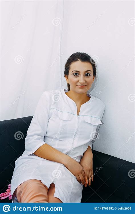 Retrato De Una Enfermera Hermosa Joven Foto De Archivo Imagen De