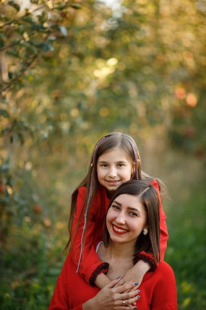 Retrato De Una Madre Y Una Hija Sonrientes Fondo Verde En La Foto