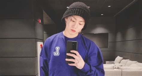 Fans Cannot Get Enough Of Bts Jungkook S Mirror Selfies Following His