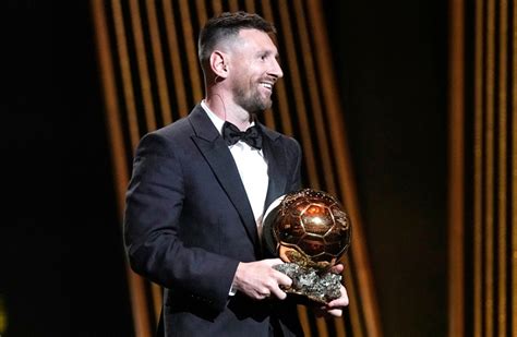 ميسي يتوج بجائزة الكرة الذهبية الثامنة في تاريخه بوابة الأهرام