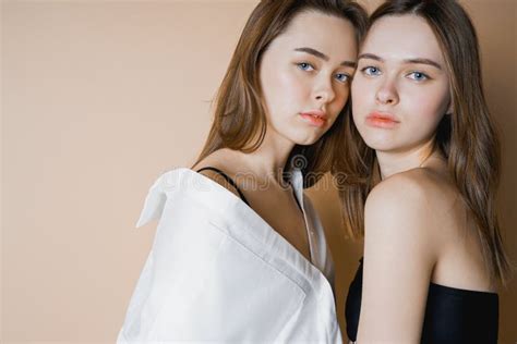 Mode Modelle Zwei Schöne Nackte Mädchen Der Schwesterzwillinge