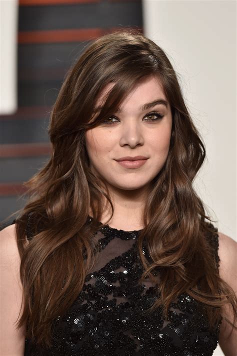 hailee steinfeld no makeup hailee steinfeld the grammys 2018 hair and makeup looks that left