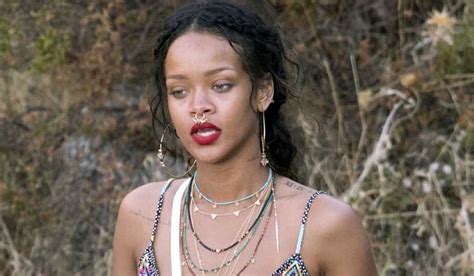 Rihanna Corsa Felice Con Quad E Amici Vanityfairit