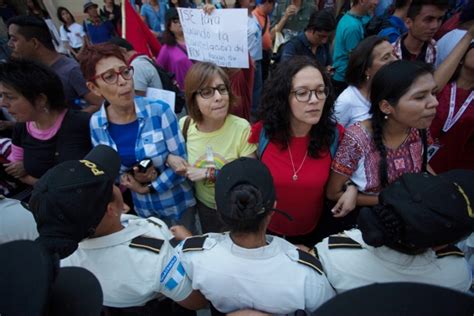 Guatemalans Protest Presidents Decision To End A Popular Anti Corruption Body