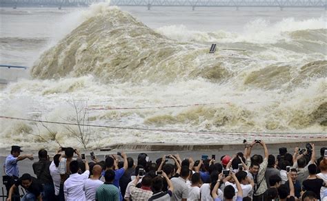 Největší Přílivová Vlna Světa Na čínské řece Je Atrakcí Free Download