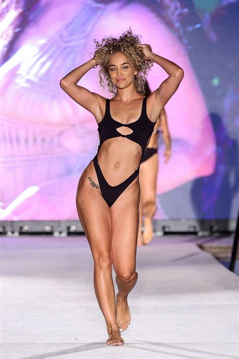 Jasmine Sanders Walks The Runway For The 2022 Sports Illustrated Swimsuit Runway Show During