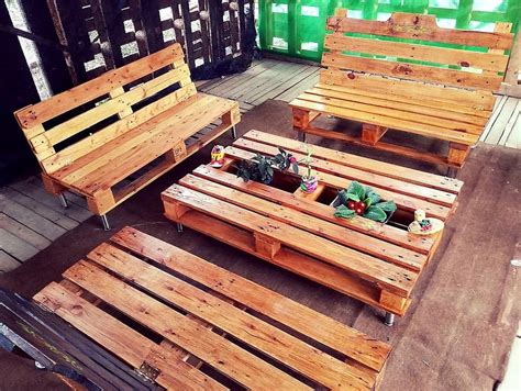 This outdoor pallet furniture is quite amazing! Cute Idea for Pallets Made Patio Furniture | Wood Pallet ...