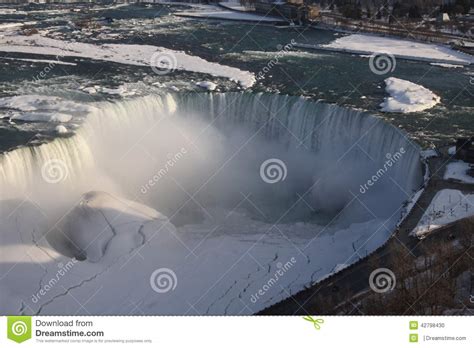 La donna era in un punto vietato tanti si avventurano nella. Inverno Di Cascate Del Niagara Fotografia Stock - Immagine ...