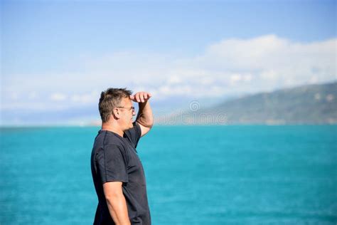 220 Hombre Solo Lejos En La Playa Fotos De Stock Fotos Libres De