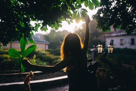 Fondos De Pantalla Mujer Mujeres Al Aire Libre Hojas Rayos De Sol