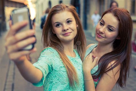Zwei Hübsche Mädchen Die Selfie Nehmen Städtischer Hintergrund Wir