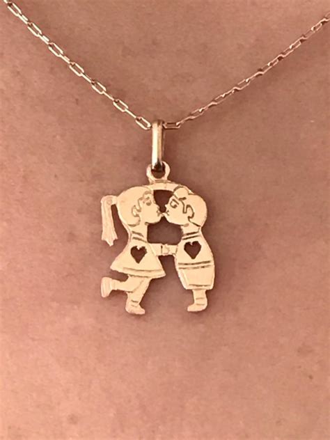 Si estás pensando comprar cadenas para pareja, es porque tienes claro lo que quieres y un muy buen gusto además. Cadena con pareja de niños 18k - Joyas Lillo