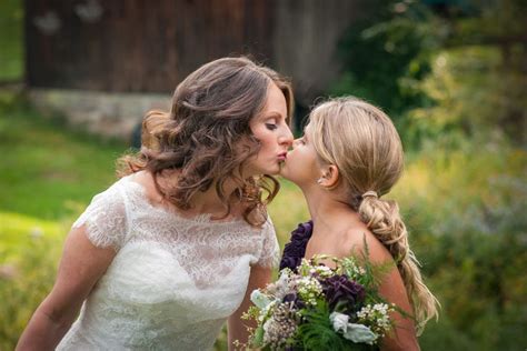 Bride And Her Daughter Kissing A Mothers Love Mother Daughter Photos