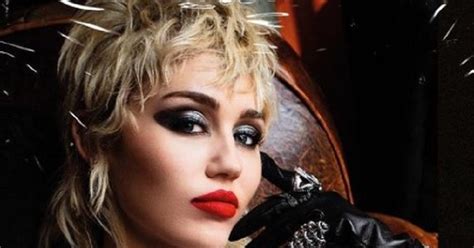 I know i had a couple of these in my early 20's. Miley Cyrus rompió en llanto en su actuación previa al Super Bowl - ATV