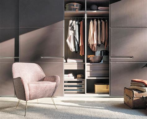 A storage concept combining the utmost flexibility of composition with original solutions to fit the various styles of contemporary life: Wardrobe Sliding Doors - Forza