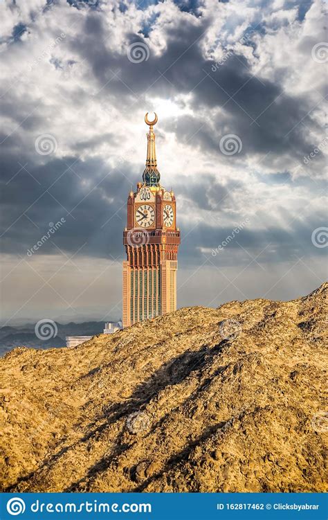 Üstelik makkah clock royal tower, a fairmont hotel'e yalnızca kısa bir mesafede. Abraj Al Bait Royal Clock Tower Makkah In Mecca, Saudi Arabia. Stock Photo - Image of haram ...