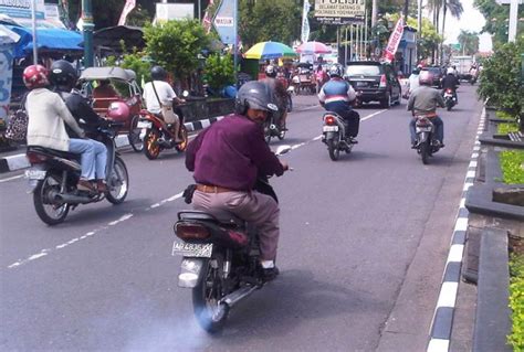 Pertama, putar sekrup setelan udara keluar atau ke cara untuk mengatasinya, lepas karburator dan setel jarum pencampuran udara dan bahan bakar. Cara Mengatasi Knalpot Motor Injeksi Ngebul