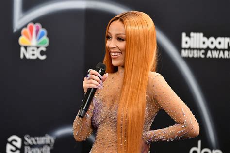 Dari riasan matanya yang sangat grafis hingga kepang melayang, penyanyi berusia 25 tahun itu membawakan tema kecantikan terbaik ke acara penghargaan. DOJA CAT at 2020 Billboard Music Awards 10/14/2020 ...