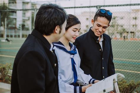 Groupe D adolescents Japonais Moments De Vie Dans Une Journée D école Photo Premium