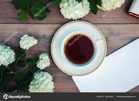 Kuppi teetä puupöydällä, valkoisia kukkia Guelder-rose, s — valokuva ...