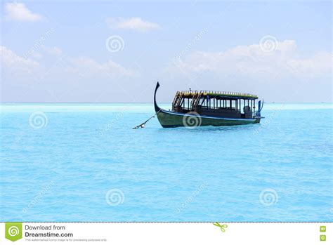 Die malediven liegen nahe am äquator, so dass das klima dort heiß und feucht ist. Traditionelles Dhoni-Boot In Malediven Stockbild - Bild ...