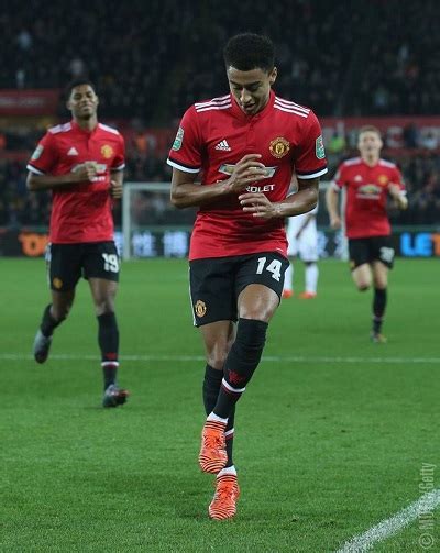 제시 린가드(jesse lingard)가 몸매 자랑을 했습니다. '피리부는 소년' 린가드 2골…맨유, 스완지에 2-0 승리 | 일요신문