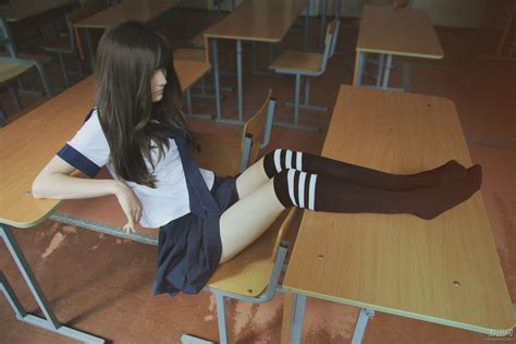 배경 화면 여자들 긴 머리 갈색 머리의 방 좌석 무릎 높이 교복 치마 교실 여학생 앞머리 쓰기 넥타이