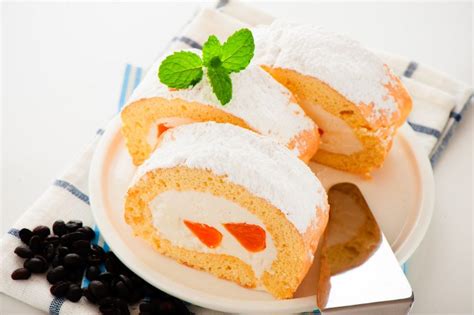 Biskuitroulade mit Mandarinen-Sahne- Füllung Rezept