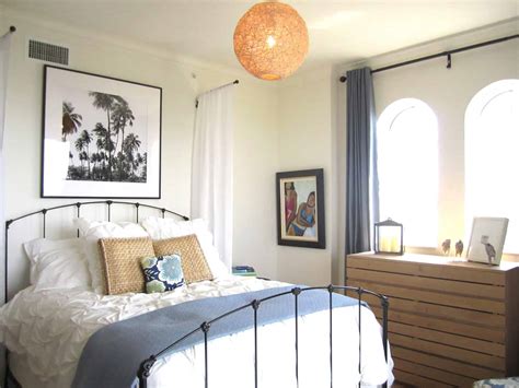 Learn how to pull together all the elements that make a beautiful bedroom, including storage ideas, color schemes, furniture arrangements, and decorating styles. Great Ideas for Beach Inspired Bedrooms - Classic Casual Home