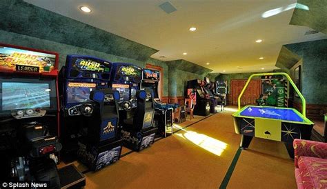 Celebrity House Pictures Celebrity Homes Arcade Room Game Room