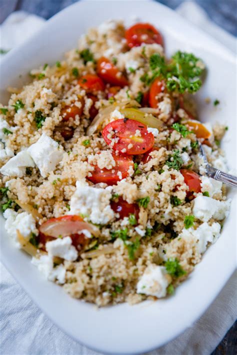 Tomaten vierteln, entkernen und das fruchtfleisch würfeln. Couscous mit geschmorten Tomaten und Feta - ohne Minze ...