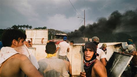 Los albergues en la frontera entre colombia y venezuela están rebasados por los expulsados por el gobierno de maduro. Au cœur de la violente bataille à la frontière entre le Venezuela et la Colombie - VICE