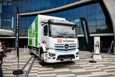Daimler Trucks Debuts New Mercedes Benz EActros In Singapore