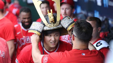 The Viral Photo Of Shohei Ohtani Hugging His Father For The Celebration