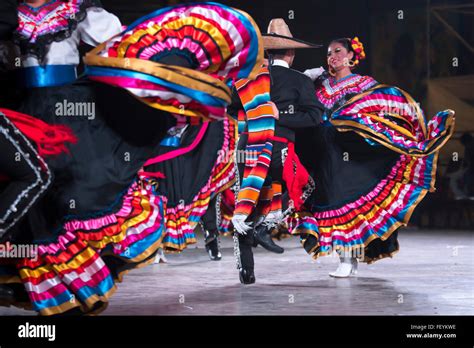 La Gente Bailando Jarabe Tapatío Danza Folklórica Mexicana Festival