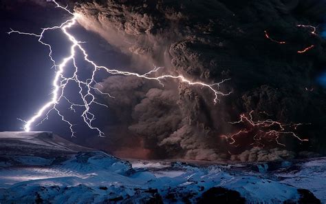 Puyehue Volcano Eruption And Lightning •