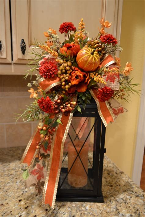 People are pinning this fall decor idea like crazy, and you will instantly see why! Kristen's Creations: Halloween And Fall Lantern Swags
