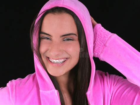 Het Mooie Meisje Van De Tiener Met Steunen In Roze Jasje Met Een Kap