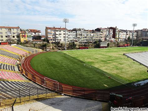Atatürk olimpiyat stadı 76.092 kapasite. Fußball, Soccer, Calcio & Co.: Karagümrük Stadı