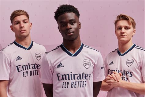 First Pictures Arsenal Unveil Bold New Pink Third Kit Featuring 1940s