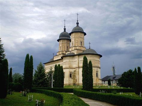 ⛪manastirea Capriana şi Cele Mai Frumoase Mănăstiri Din Moldova
