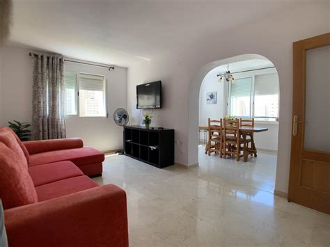 Piso de 4 habitaciones, con 2 baños, cocina y salón. Inmobiliaria en Benidorm | Piso en venta en Benidorm de 50 m2